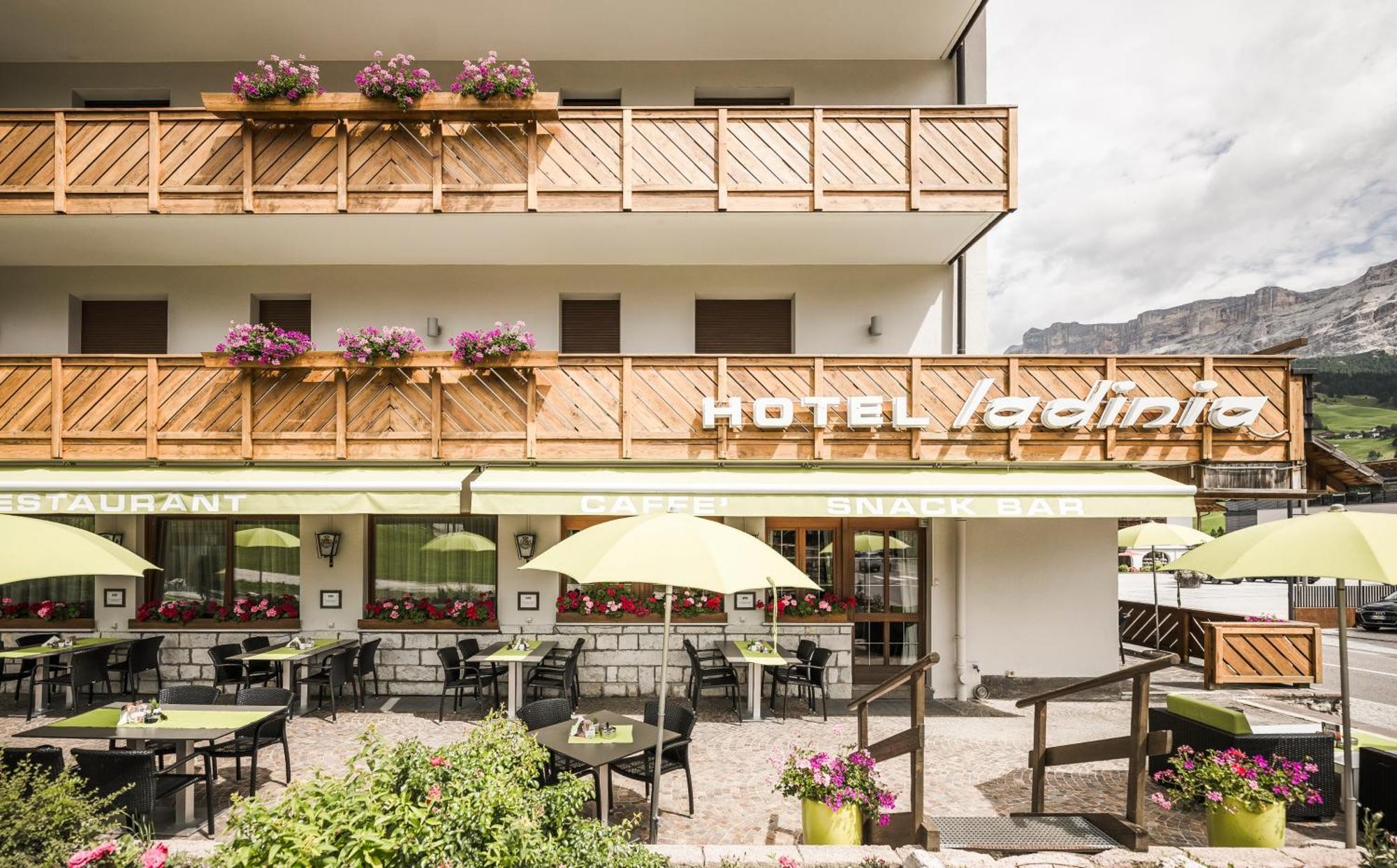 Hotel Ladinia La Villa  Exteriör bild